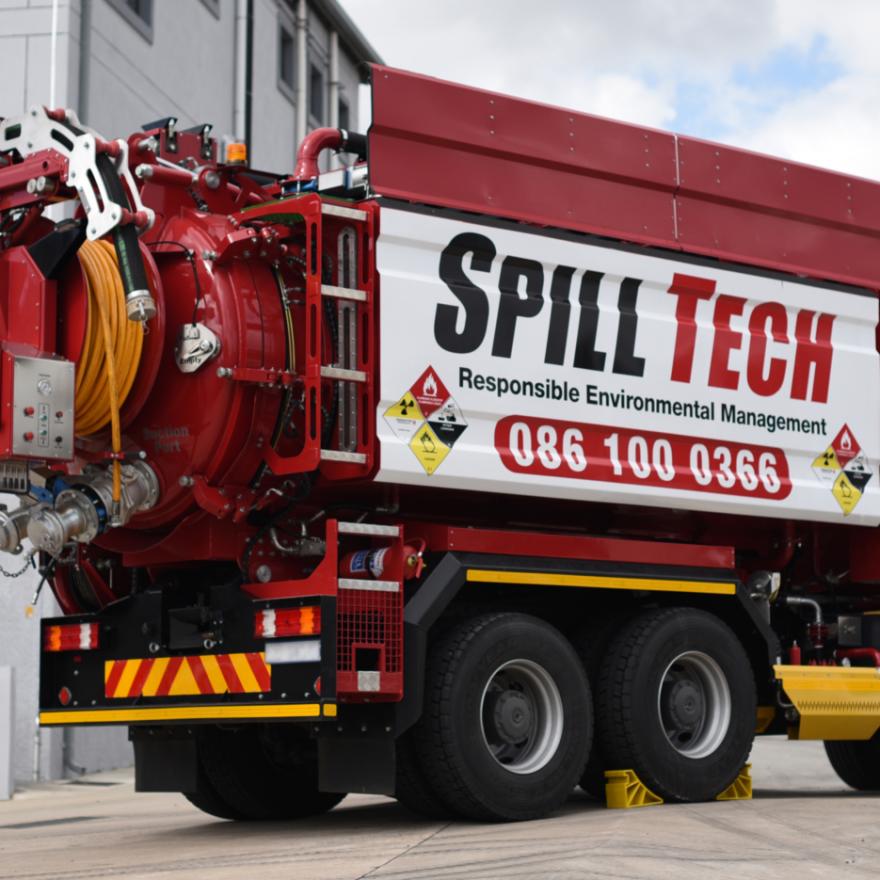Camion rouge Spill Tech - Afrique du Sud © Séché Environnement.