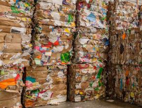 Balas de papel y cartón listas para reciclar. © Séché Environnement.