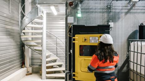 Technicienne d'exploitation dans une station de traitement des effluents industriels. © Séché Environnement. Photo : Laurine Paumard
