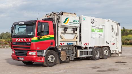 Camion Opale Environnement de collecte des déchets d'activités économiques (DAE). Calais (62). © Séché Environnement.