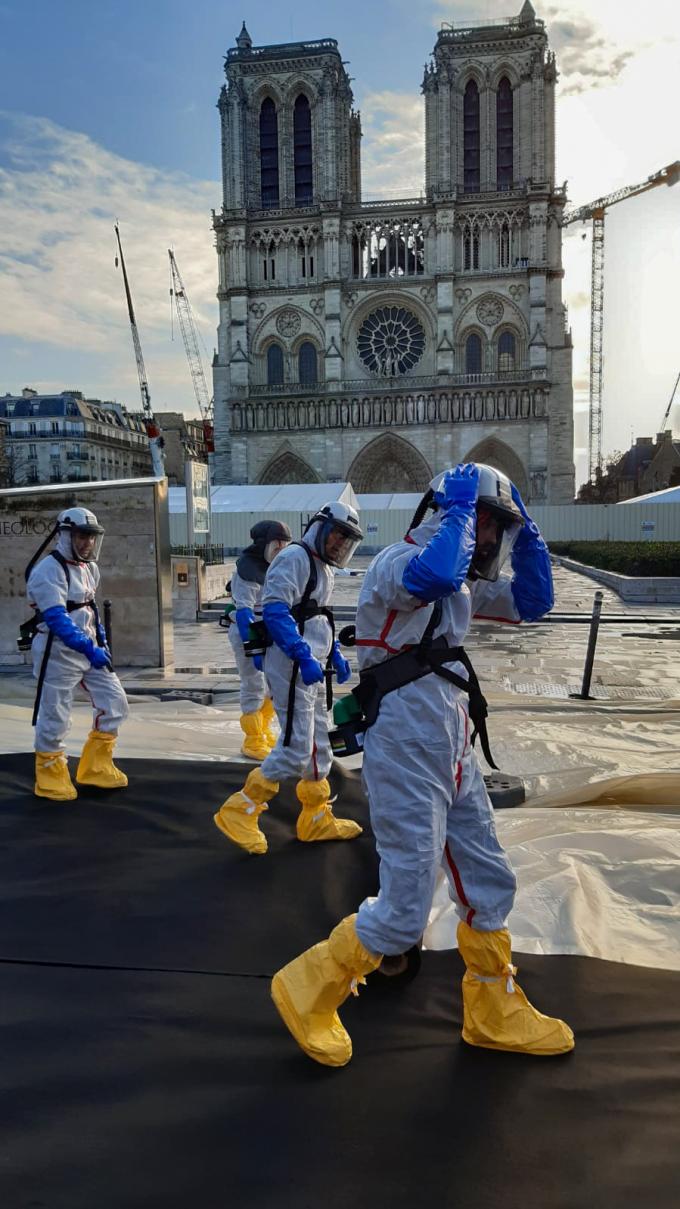 Los expertos de Séché Urgences Interventions, equipados con equipos de respiración autónoma (ERA), en acción en la explanada de Notre Dame de París. © Séché Environnement