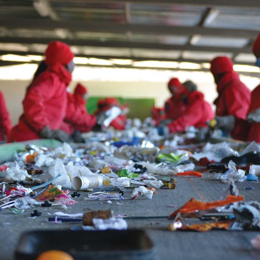 Sorting recyclable materials. Rent-a-Drum sorting center in Namibia.© Séché Environnement