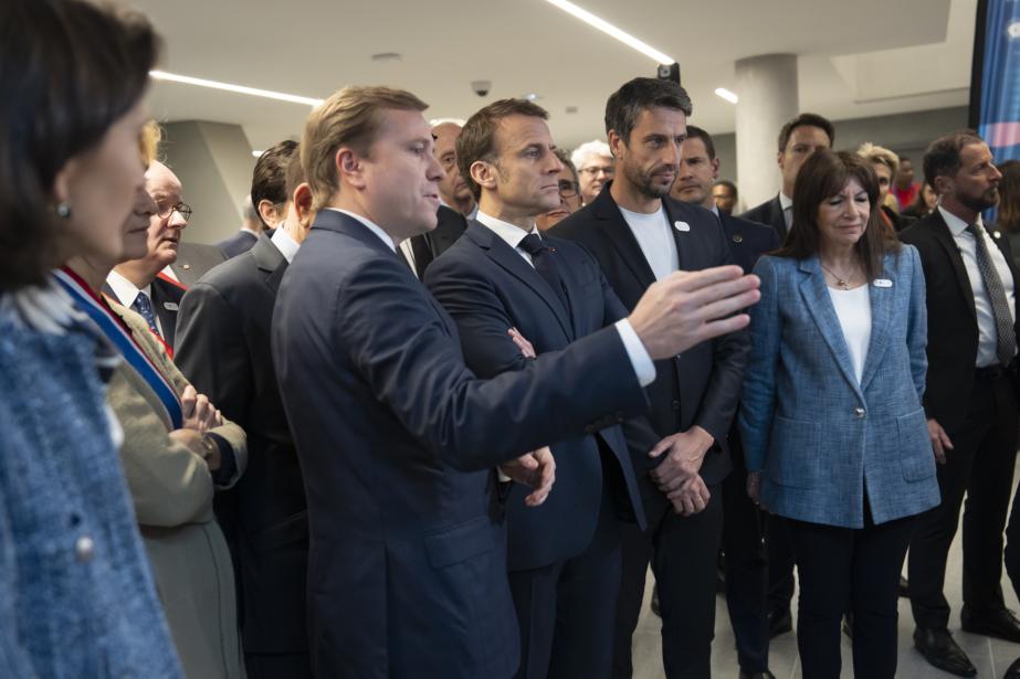 Maxime Séché con el Presidente de la República Emmanuel Macron, en la inauguración del Centro Acuático Olímpico de Saint Denis el 4 de abril de 2024. Laurent Blevennec / Presidencia de la República